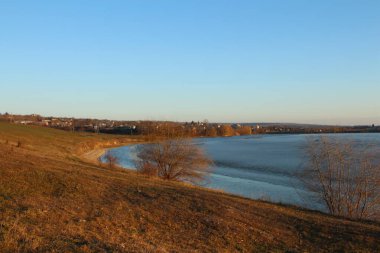 Sonbahar akşamında nehir kıyısında.