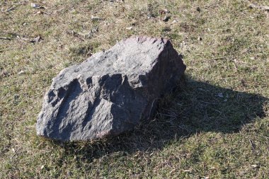 Siyah arkaplanı olan bir taş