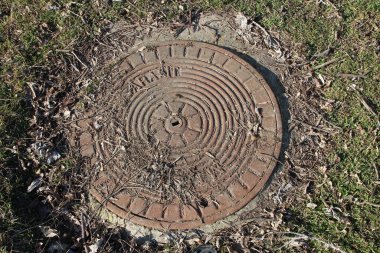 Parkta yerde yuvarlak bir delik var.