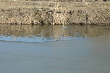 Nehirde bir balıkçı teknesi
