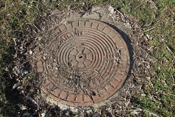 Parkta yerde yuvarlak bir delik var.