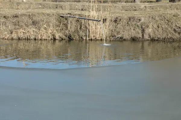 Nehirde bir balıkçı teknesi