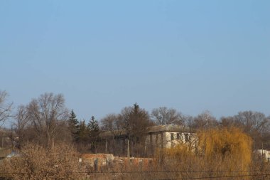 Şehirdeki terk edilmiş bina