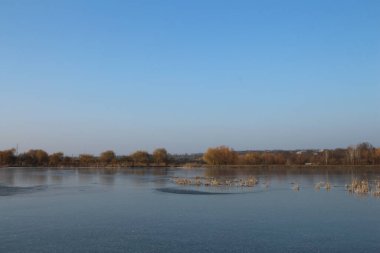 Nehir ve gölü olan güzel bir manzara.