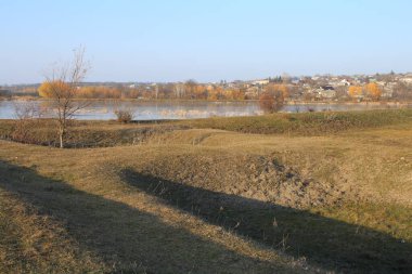 Nehirli sonbahar manzarası