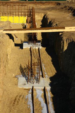 Temeli bir evin beton temeline dökülür.