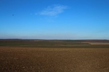 Arazi ve mavi gökyüzü