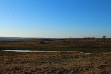 Nehir ve gölü olan güzel bir manzara.