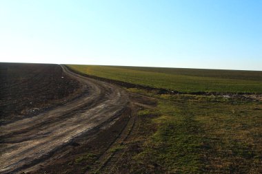 Baharda kırsal yol ve tarlalar
