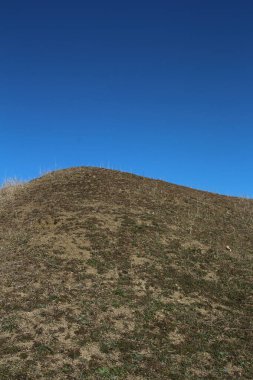 Mavi gökyüzü ve bulutlu manzara