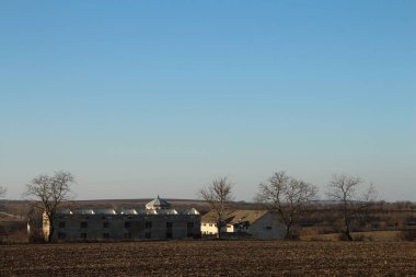 Şehirde terk edilmiş eski bir ev.