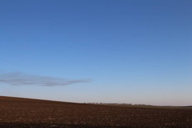 alan ve gökyüzü bulutlu