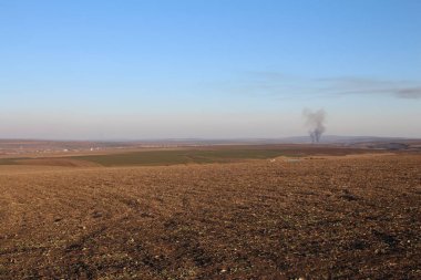 Alevli büyük bir tarla.