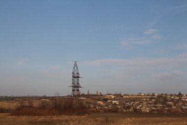 Kule ve elektrik hattı.