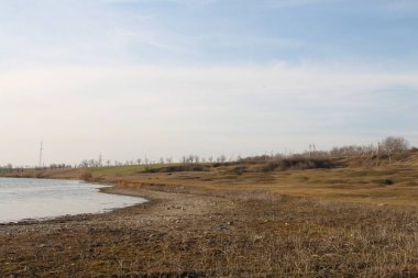 Büyük bir nehri ve büyük bir gölü olan deniz kıyısında..