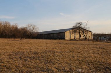 Ukrayna 'da terk edilmiş eski bir ahır.