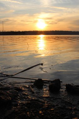 Nehirde gün batımı