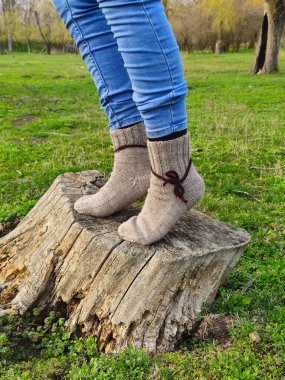 Tahta kütükte kadın bacakları