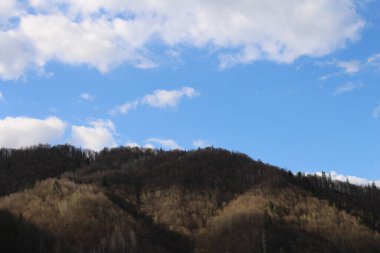 Dağlarda dağları olan güzel bir manzara.