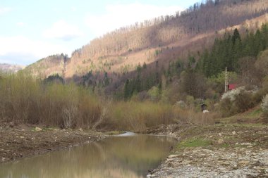 Nehir köyde bir dağdır.