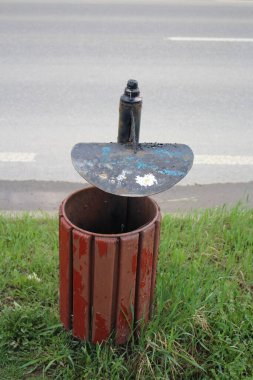 Su için büyük siyah metal bir boru.