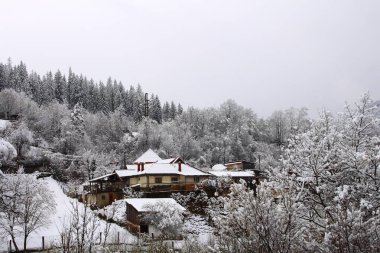 Karlı kış manzarası - tepeli dağlar