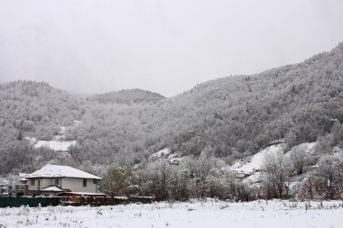 Dağlardaki köyün güzel kış manzarası