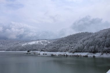 Nehir ve gölü olan güzel bir manzara.