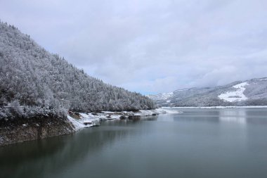 Karla kaplı dağları olan güzel göl