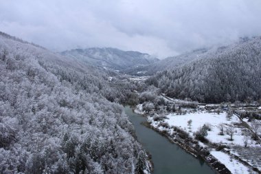 Kışın dağların havadan görünüşü