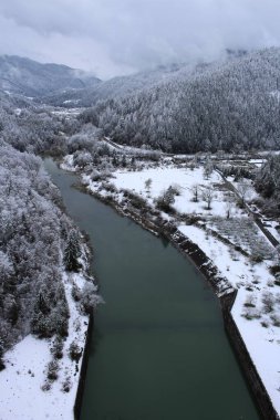 Nehir ve köprüsünün kış manzarası