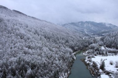 Dağlardaki nehrin havadan görünüşü