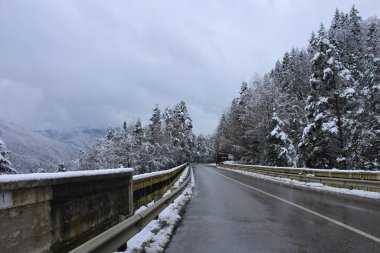 Karda dağların arasından yol