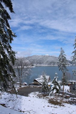 Gölü ve dağları olan güzel bir manzara.
