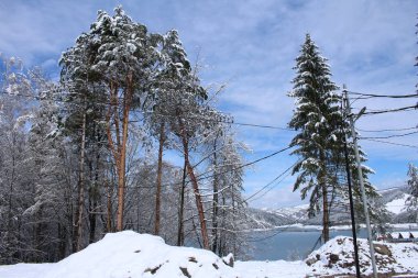 İsviçre Alplerinde Kış Gölü