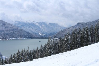 Alplerdeki kış dağlarının manzarası