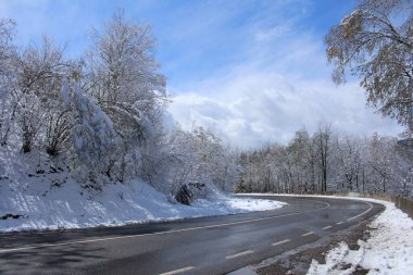 Kış yolu karla kaplı dağlarla kaplıydı. Kış manzarası. Dağlardaki yol..