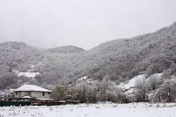 Dağlardaki köyün güzel kış manzarası