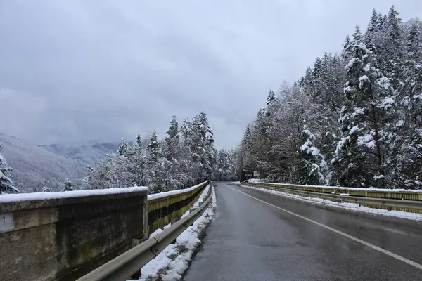 Karda dağların arasından yol