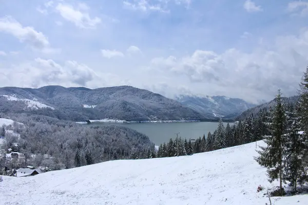 Karla kaplı dağlarla kaplı güzel kış manzarası