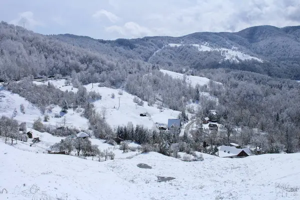 İspanya 'da karla kaplı bir dağda kış manzarası.