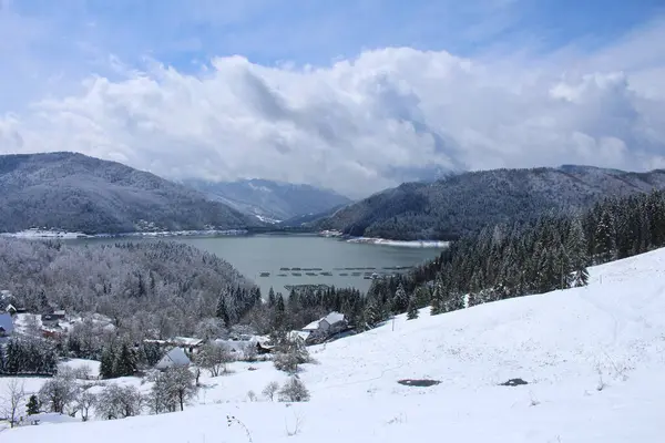 Kış gölü karlı dağlarda