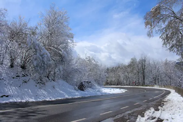 Kış yolu karla kaplı dağlarla kaplıydı. Kış manzarası. Dağlardaki yol..