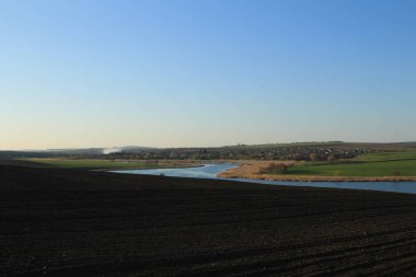 Nehir, ağaçlar ve gökyüzü