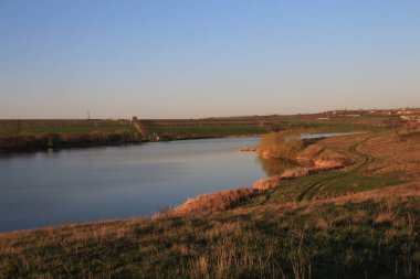 Arkasında bir göl olan güzel bir manzara.