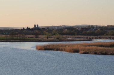 Nehrin küçük bir kilisesiyle güzel bir görüntüsü.