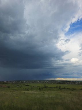 Denizin üzerinde fırtına bulutları