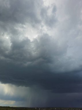 Şehrin üzerinde kara fırtına bulutları