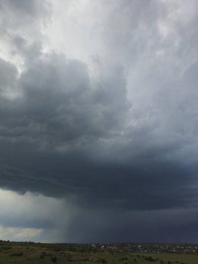 Denizin üzerinde fırtına bulutları