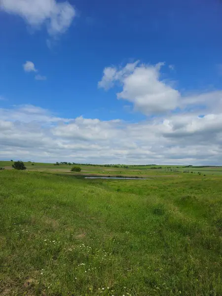 Nehir ve gölü olan güzel bir manzara.